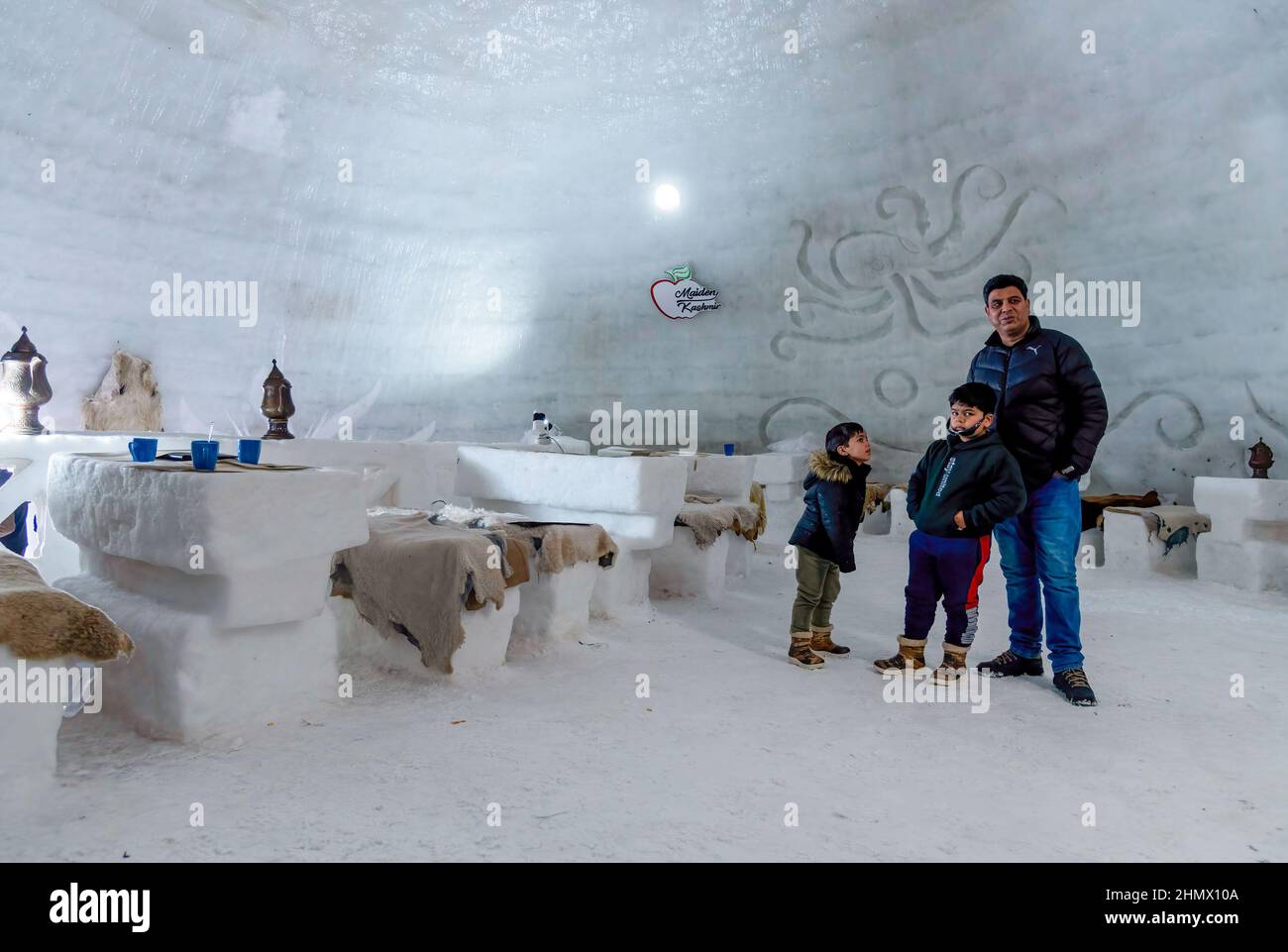 Baramulla, India. 12th Feb 2022. Visitatori visti all'interno di Igloo Cafè a Gulmarg. Con un'altezza di 37,5 piedi e un diametro di 44,5 piedi, un igloo Cafè, dichiarato il worldís più grande, è venuto alla famosa stazione sciistica di Gulmarg a Jammu e Kashmir, ed è diventato un centro di attrazione per i turisti. Credit: SOPA Images Limited/Alamy Live News Foto Stock