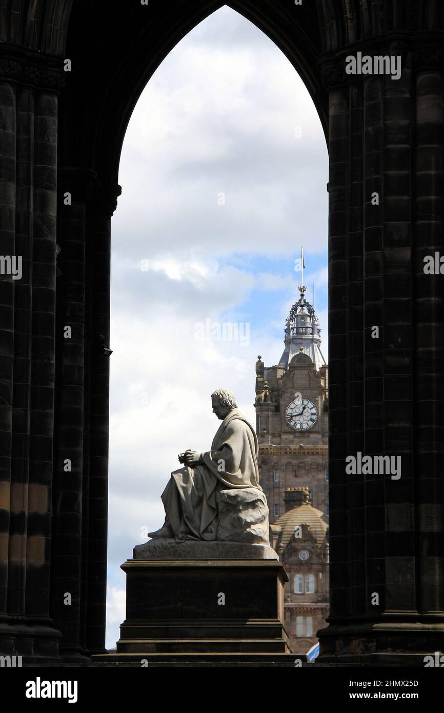 Il Monumento Scott in Princes Street Gardens, statua di Sir Walter Scott all'interno, Balmoral torre dell'orologio sullo sfondo, Edimburgo, Scozia Foto Stock