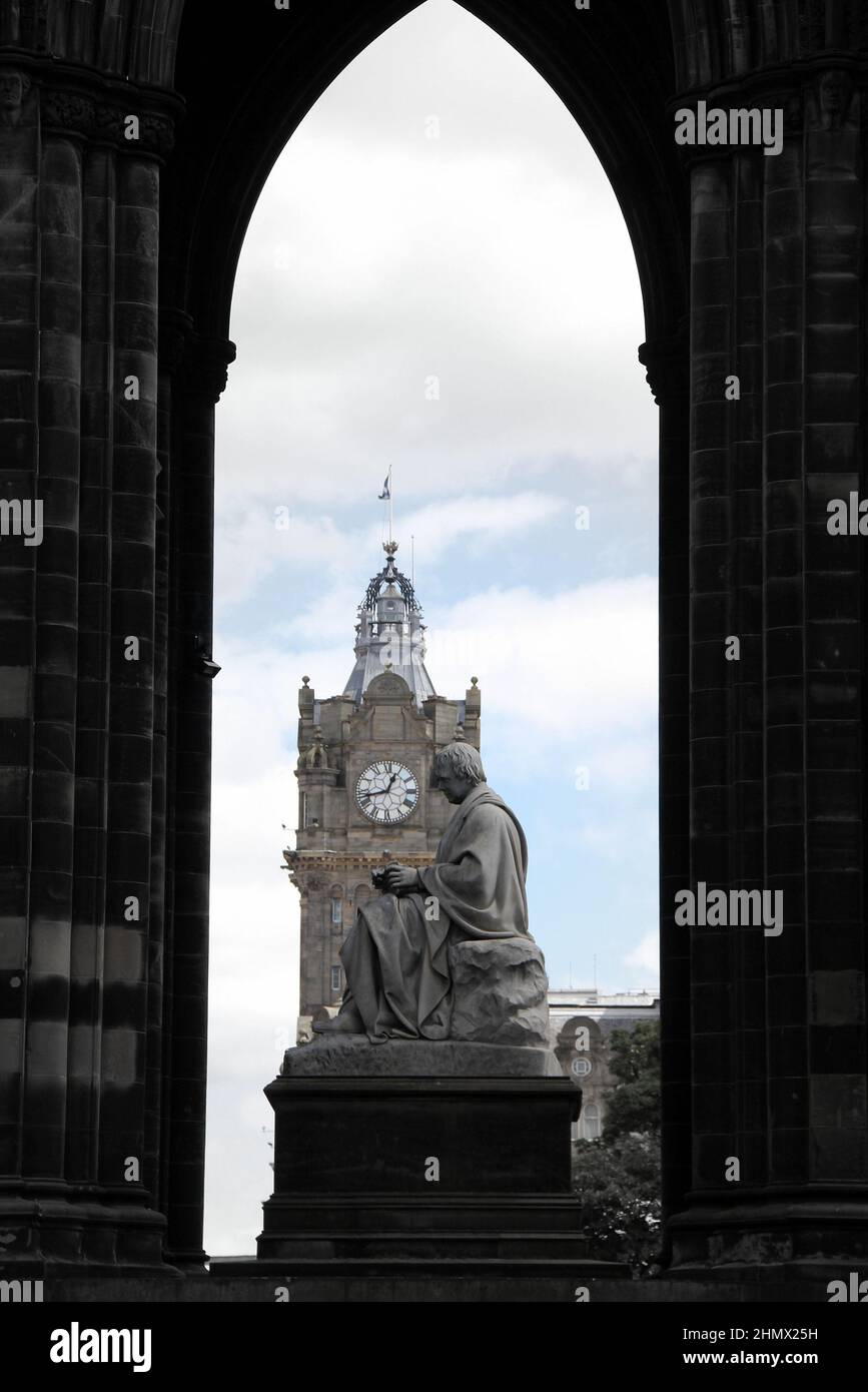 Il Monumento Scott in Princes Street Gardens, statua di Sir Walter Scott all'interno, Balmoral torre dell'orologio sullo sfondo, Edimburgo, Scozia Foto Stock