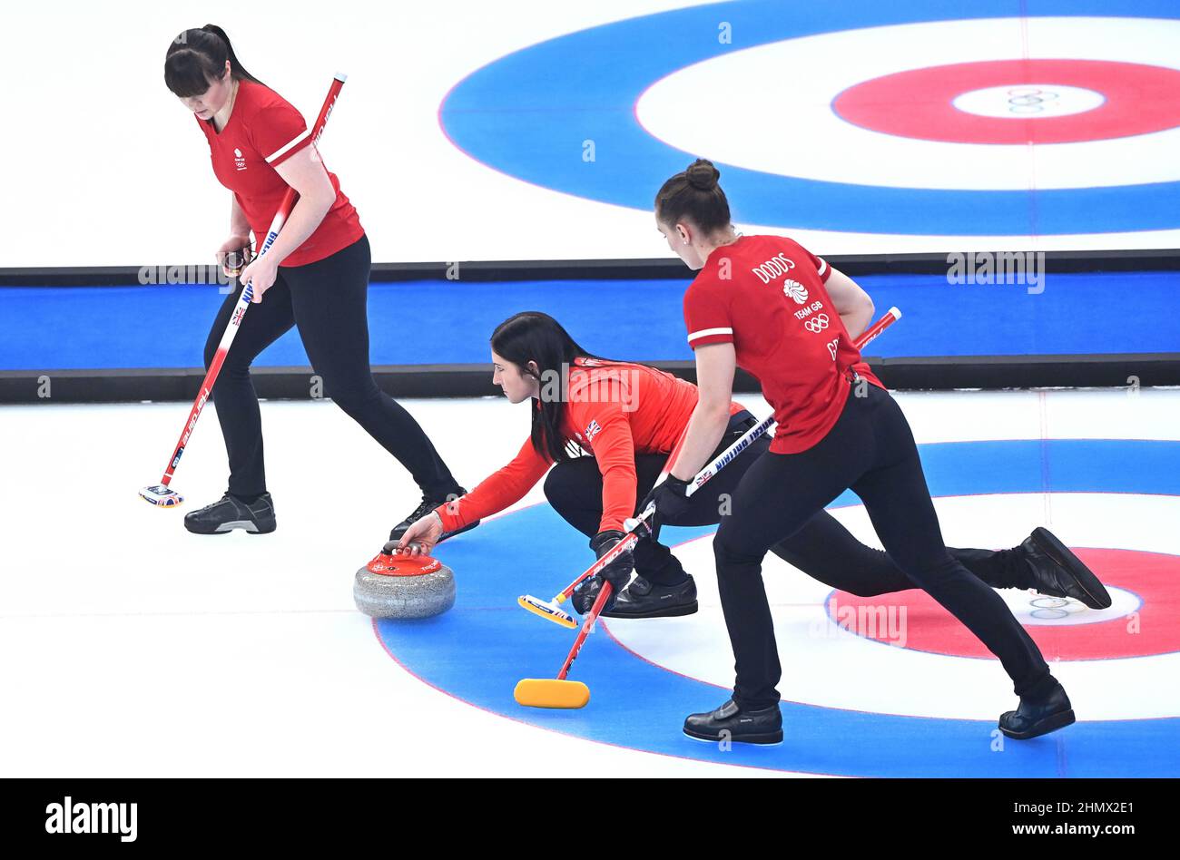 Pechino, Cina. 12th Feb 2022. Eve Muirhead (C) della Gran Bretagna arriccia la pietra durante la sessione di Robin del ciclo delle Donne curling 5 delle Olimpiadi invernali di Pechino 2022 tra la Gran Bretagna e gli Stati Uniti al National Aquatics Center di Pechino, capitale della Cina, 12 febbraio 2022. Credit: Yuyuyuyuyuyuyuyuyuyuyuyuyuyuyuyuyuy Foto Stock
