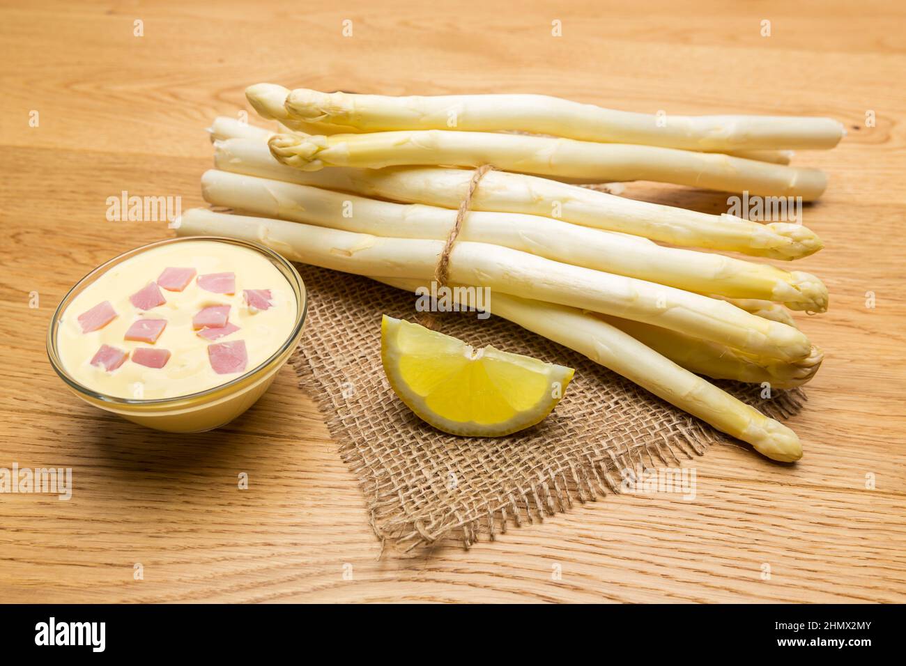 Asparagi bianchi con salsa di agrande Foto Stock