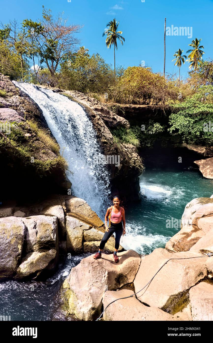 Guardando fuori la sorprendente cascata di sorgenti termali calde di El Salto de Malacatiupan, Atiquizaya, El Salvador Foto Stock