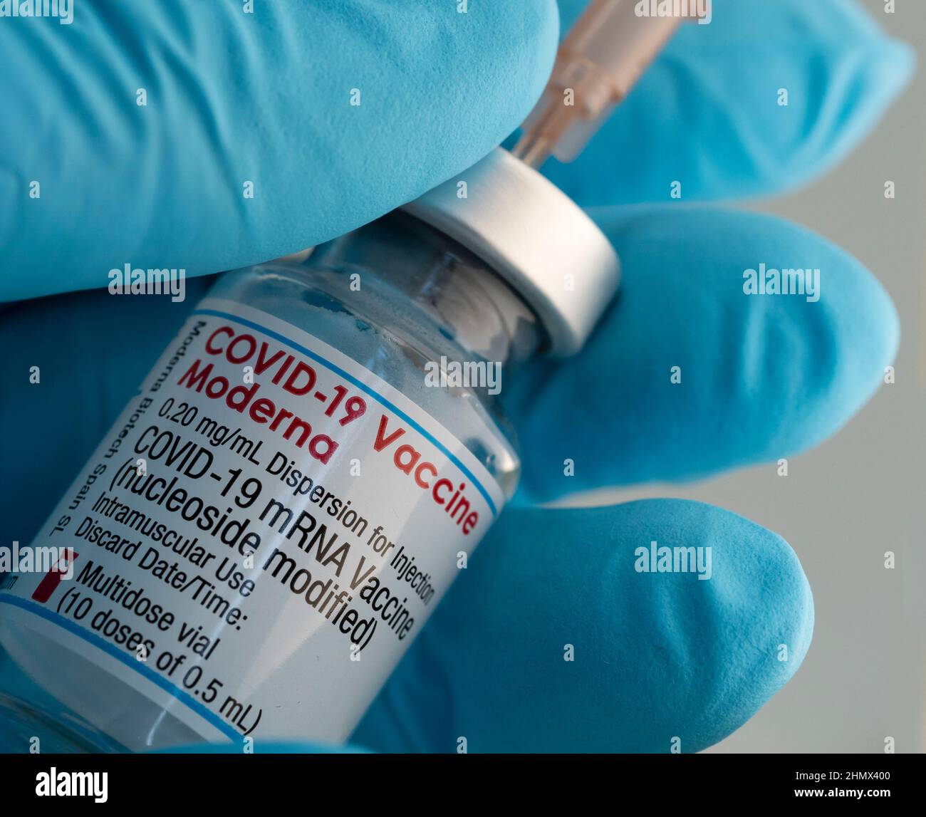 Primo piano di preparazione di un'iniezione di vaccino moderna Covid-19 Foto Stock