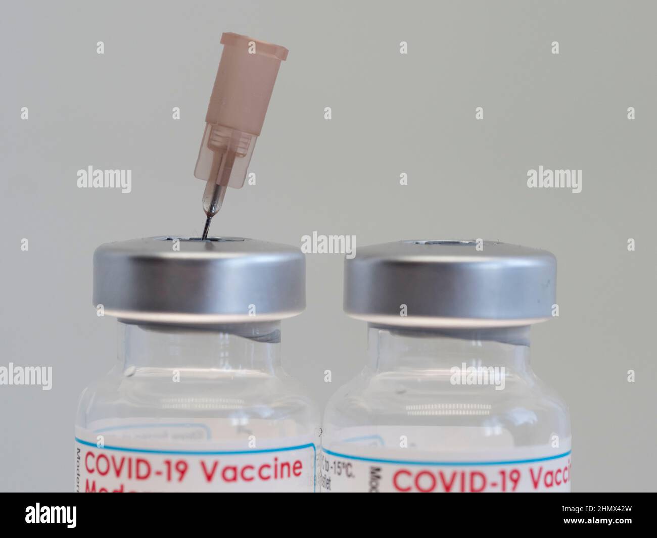 Primo piano di due flaconcini con vaccino Moderna Covid-19 Foto Stock