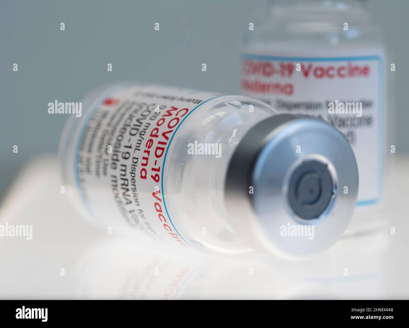 Primo piano di due flaconcini con vaccino Moderna Covid-19 Foto Stock