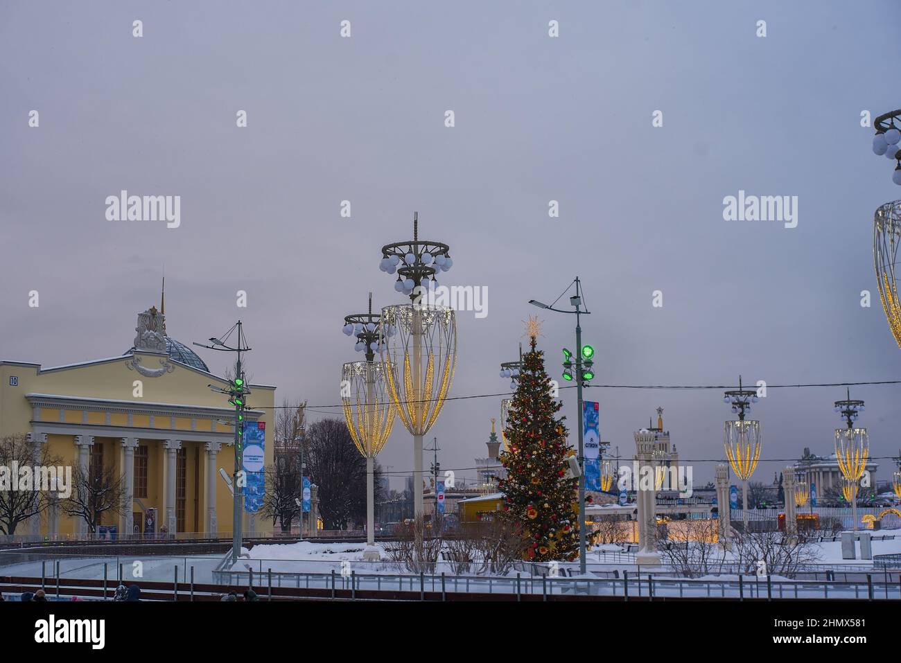 Mosca, Federazione russa - 04 gennaio 2022:: Il padiglione principale di VDNKh. Un edificio monumentale con una guglia alta 97 metri. C'è un monumento a. Foto Stock