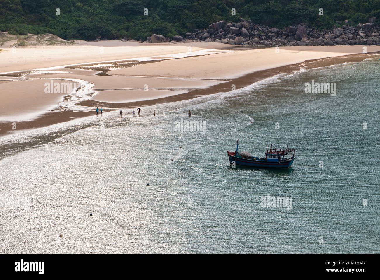 Veduta aerea di bellissimo paesaggio, barche da turismo, e la gente che nuotano sul mare, Vietnam. Concetto di viaggio Foto Stock