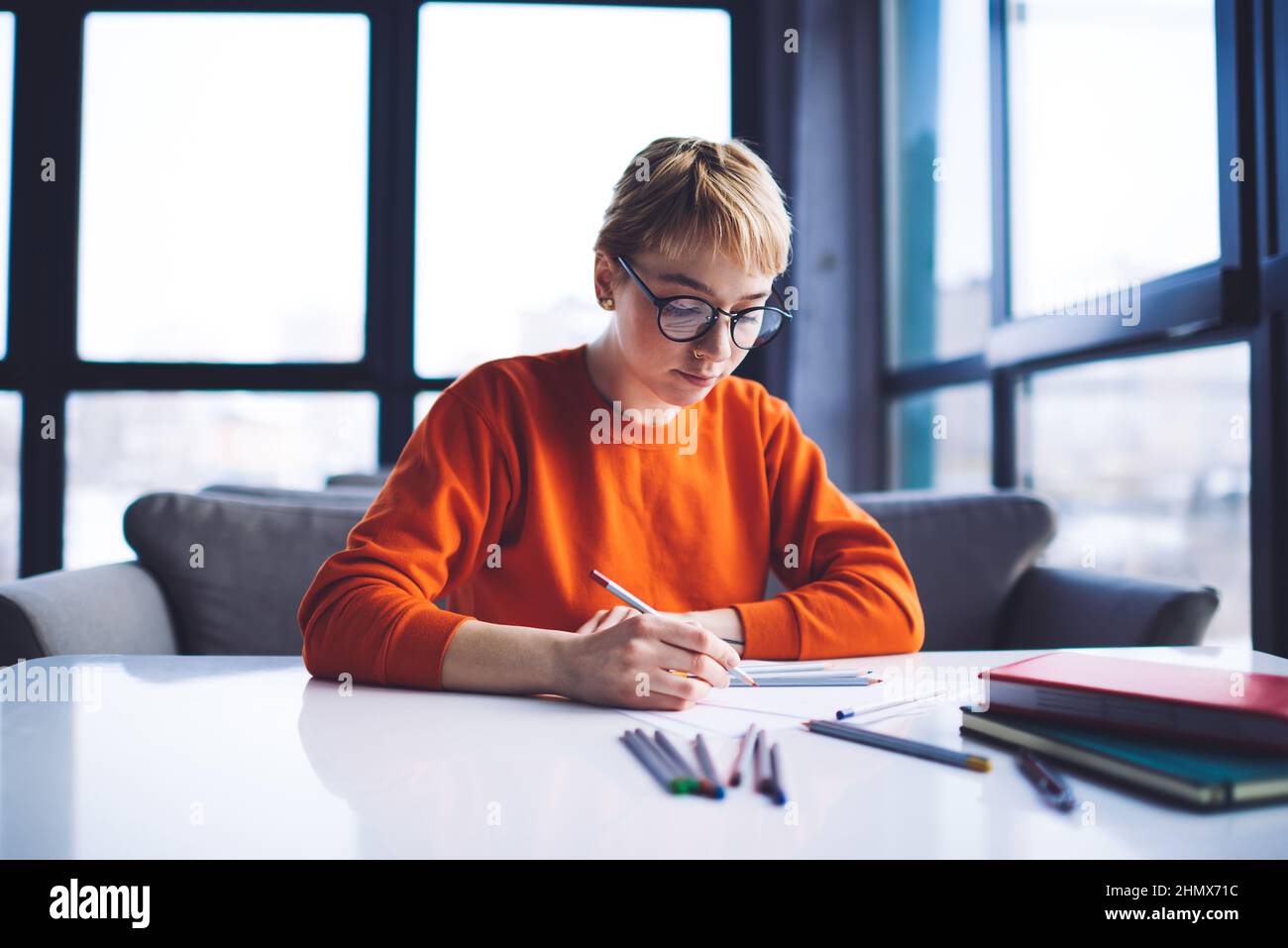 Donna a fuoco artista disegno immagine su carta Foto Stock