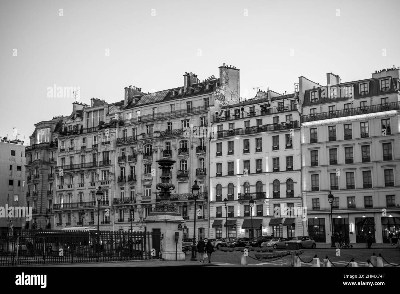 Parigi, Francia - 11 febbraio 2022 : veduta di edifici residenziali tipici francesi vicino al Pantheon di Parigi in bianco e nero Foto Stock