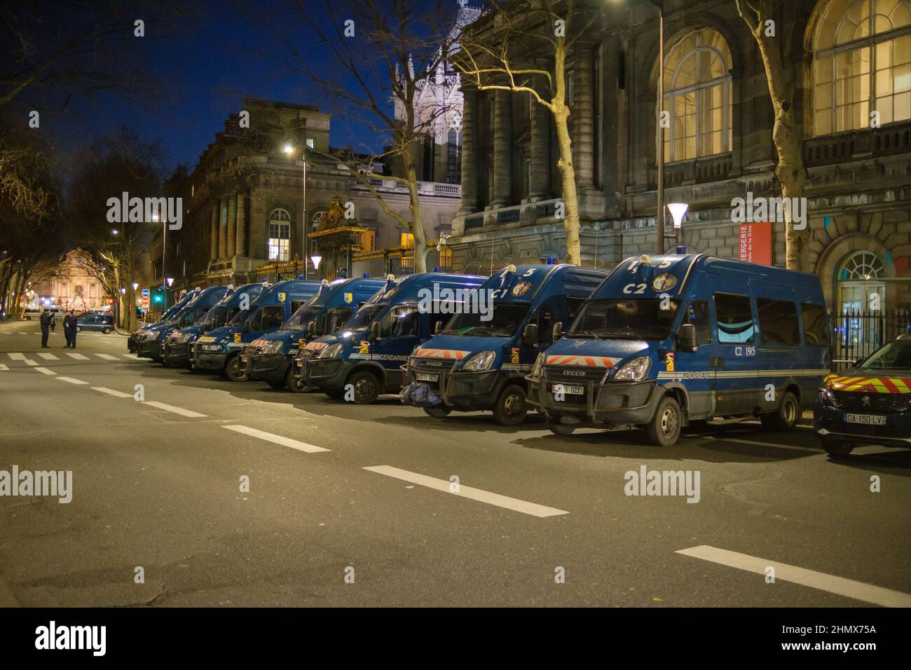 Parigi, Francia - 11 febbraio 2022 : Vista di furgoni di polizia parcheggiati fuori del tribunale nazionale di Parigi Francia Foto Stock