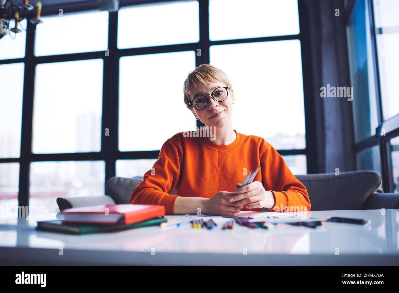 Giovane donna che disegnano avendo tempo libero Foto Stock