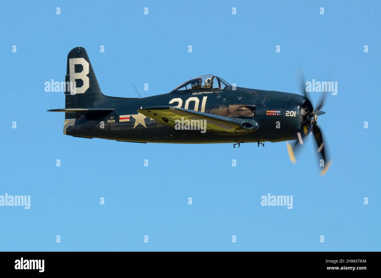 Grumman Bearcat, Grumman F8F Bearcat, aereo da caccia G-RUMM della Collezione Fighter che vola a un'airshow a Duxford, Regno Unito. Schema colore blu US Navy Foto Stock