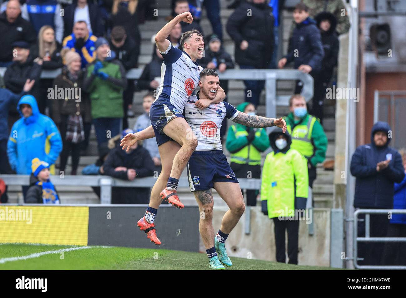 Connor Wrench #23 di Warrington Wolves celebra la sua proposizione con Matty Ashton #5 di Warrington Wolves Foto Stock