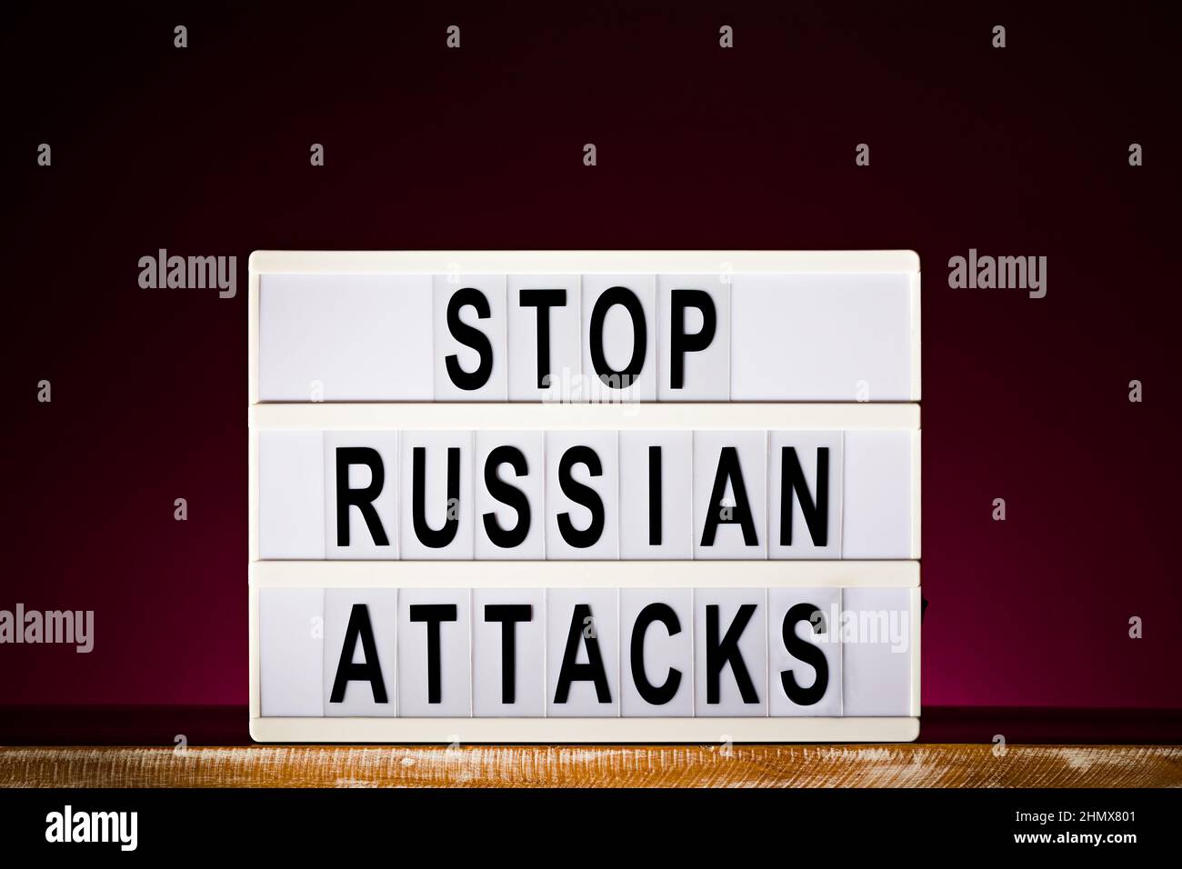 Stop Russian attacca le parole sulla scatola luminosa. Resistere all'illustrazione dell'aggressione russa Foto Stock