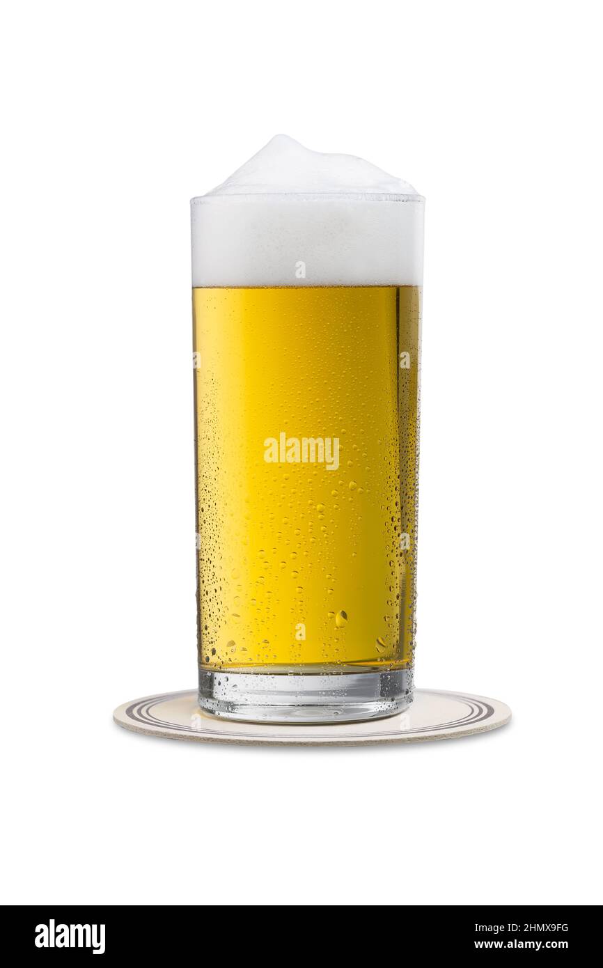 birra fredda in un bicchiere con gocce di rugiada su un beermat Foto Stock