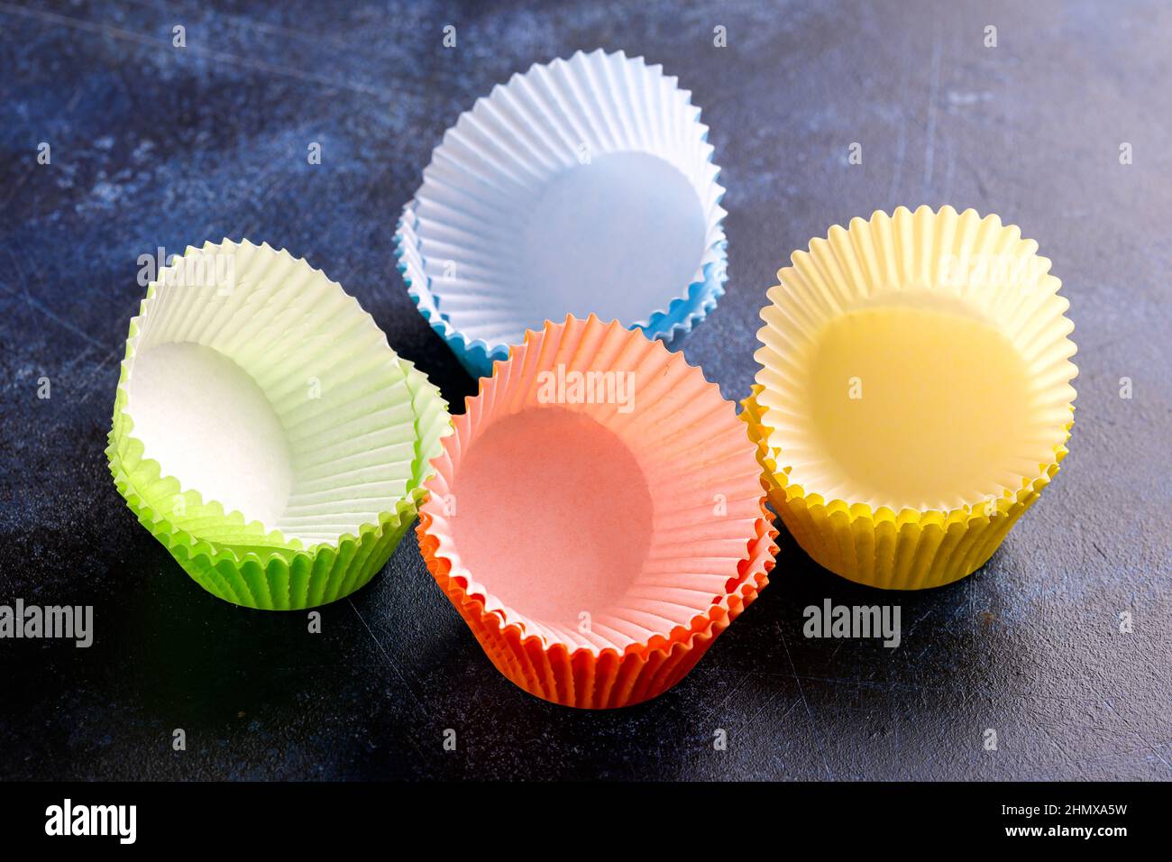 Casse vuote per cupcake, moduli su sfondo blu, tavolo. Foto Stock