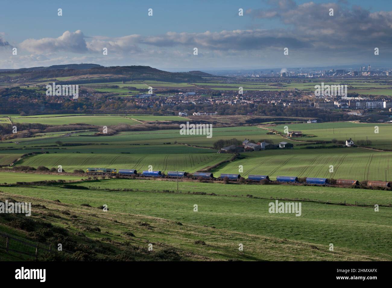 Freightliner Classe 66 trasporto di un treno che trasporta potassa dalla miniera di Boulby al molo Tees passando Brotton nella campagna di Cleveland Foto Stock