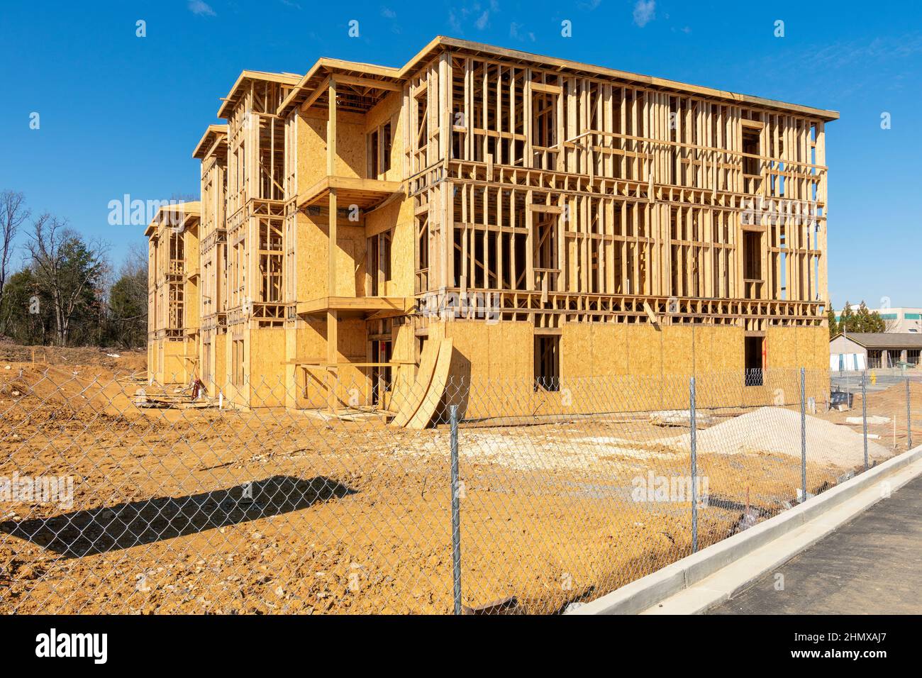 Scatto orizzontale della struttura in legno di un nuovo edificio di appartamenti in costruzione. Foto Stock