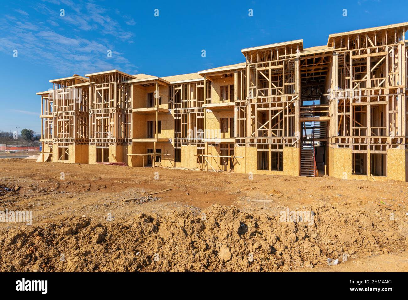 Scatto orizzontale della struttura in legno di un nuovo complesso di appartamenti in costruzione. Foto Stock