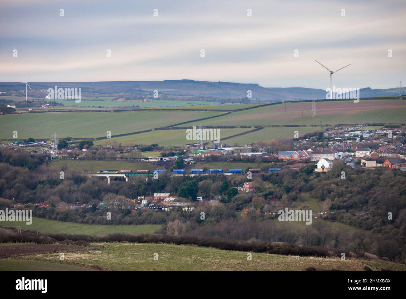 Locomotiva Freightliner classe 66 che attraversa il viadotto di Skinningrove con un treno merci sulla linea di diramazione Boulby solo merci Foto Stock