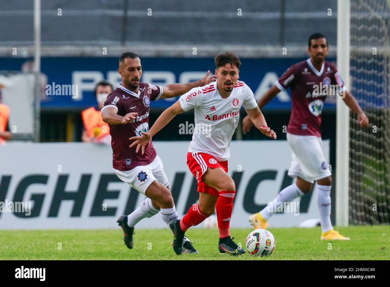 Caxias do sul, Brasile. 12th Feb 2022. RS - Caxias do sul - 02/12/2022 - GAUCHAO 2022, CAXIAS X INTERNATIONAL. Mauricio, Internacional player, nella partita contro Caxias, ha suonato all'Estadio Centenario, per il Campeonato Gaucho 2022. Foto: Luiz Erbes/AGIF/Sipa USA Credit: Sipa USA/Alamy Live News Foto Stock