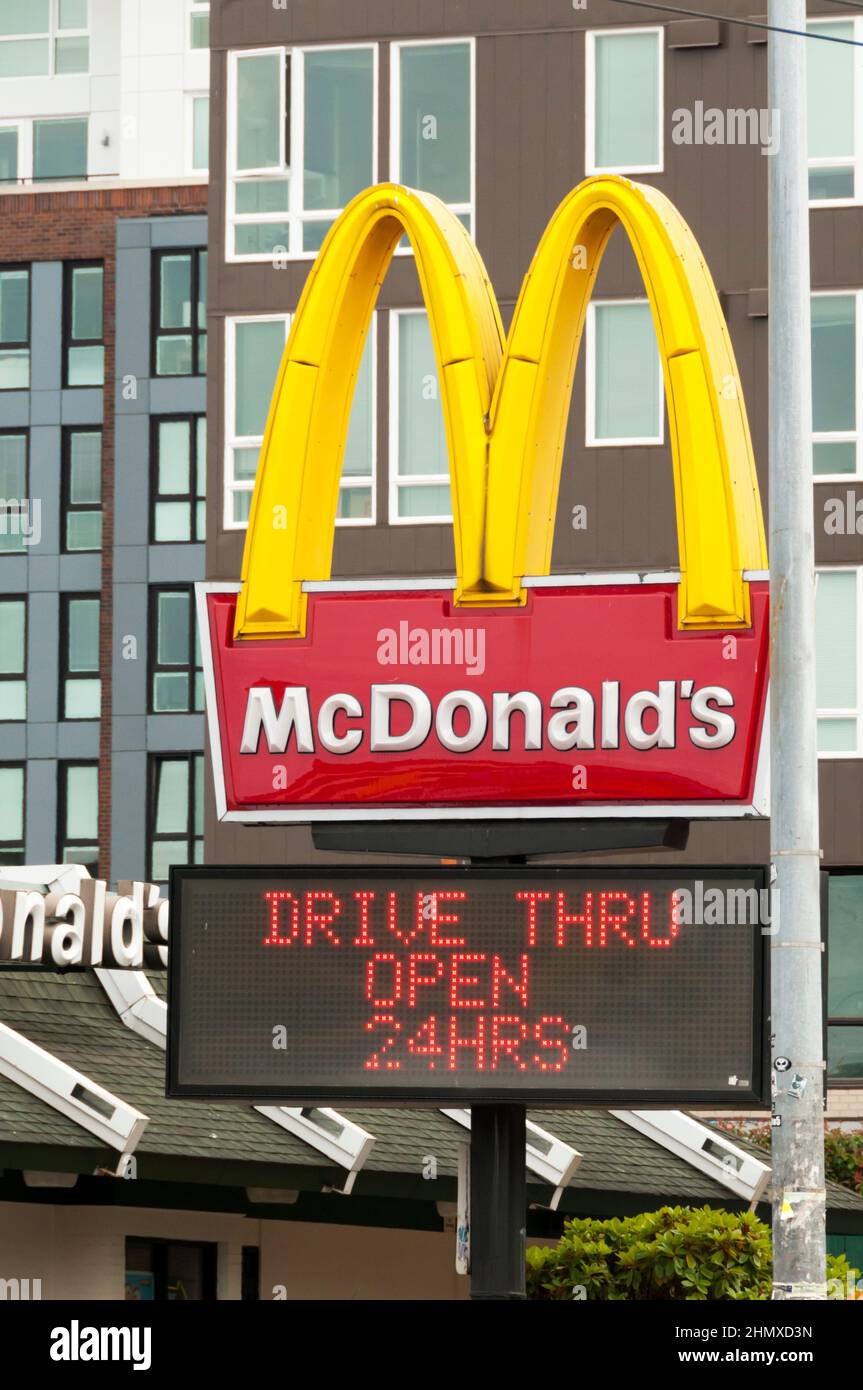 Segnale per un Drive Through 24 ore o Drive-Thru McDonald's a Seattle, Stati Uniti d'America. Foto Stock