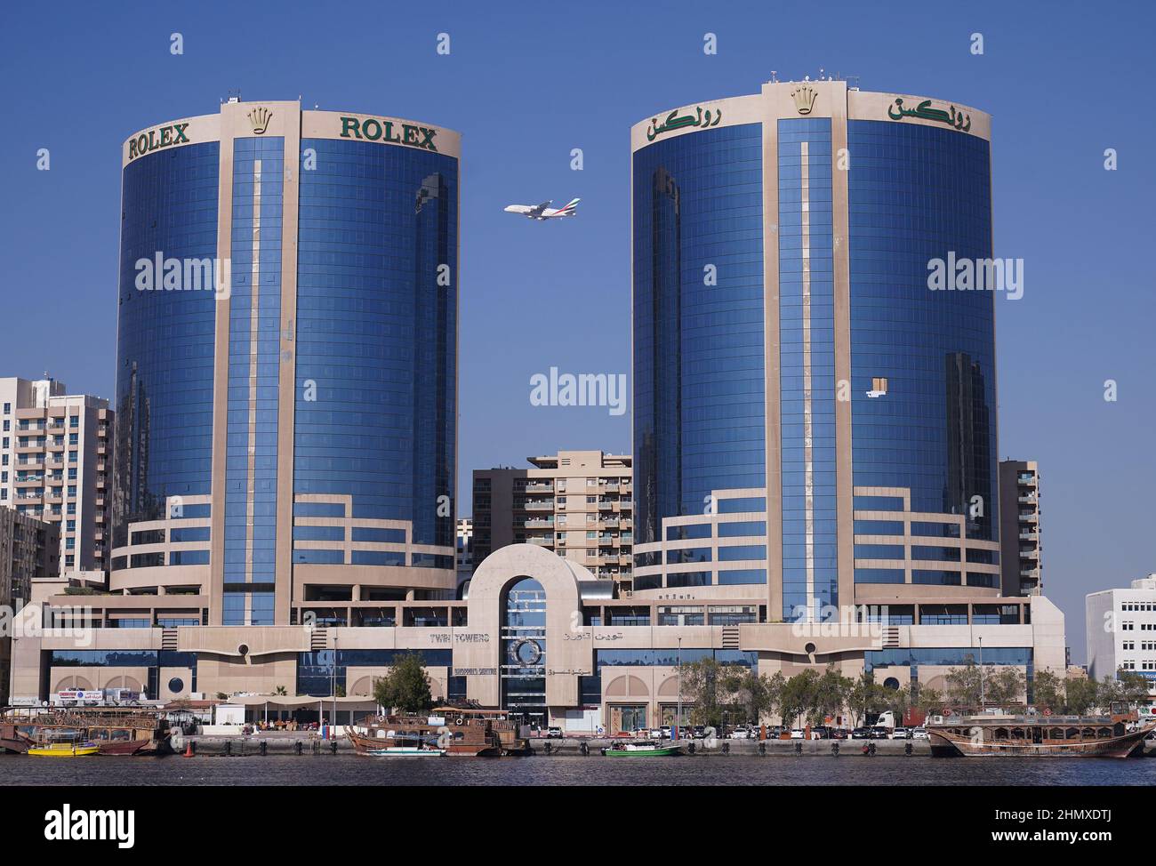 Una vista delle Torri Gemelle di Deira, soprannominata le Torri Rolex, a Deira, Dubai, negli Emirati Arabi Uniti. Data foto: Mercoledì 9 febbraio 2022. Foto Stock