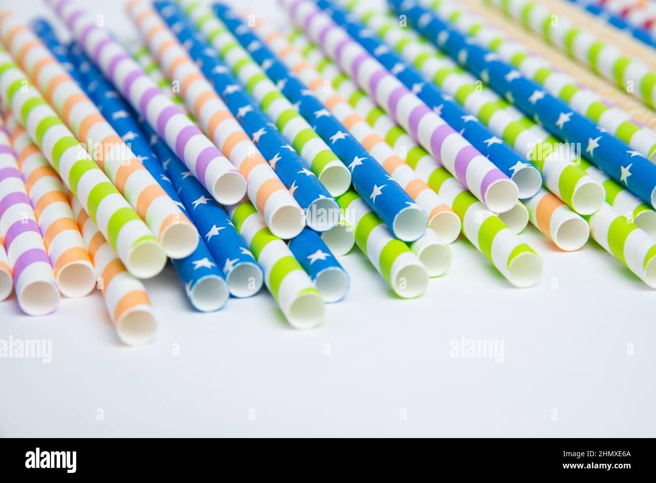 Paillette colorate elicoidali o striate isolate su sfondo bianco, incluso il percorso di ritaglio. Foto Stock