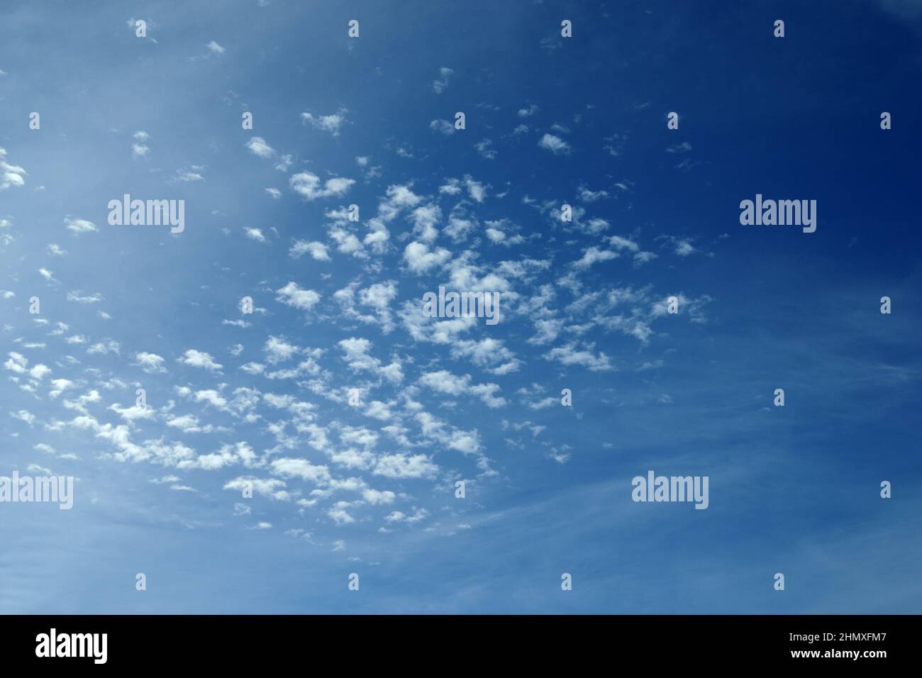 Cielo blu con nuvole. Sfondo naturale. Foto Stock