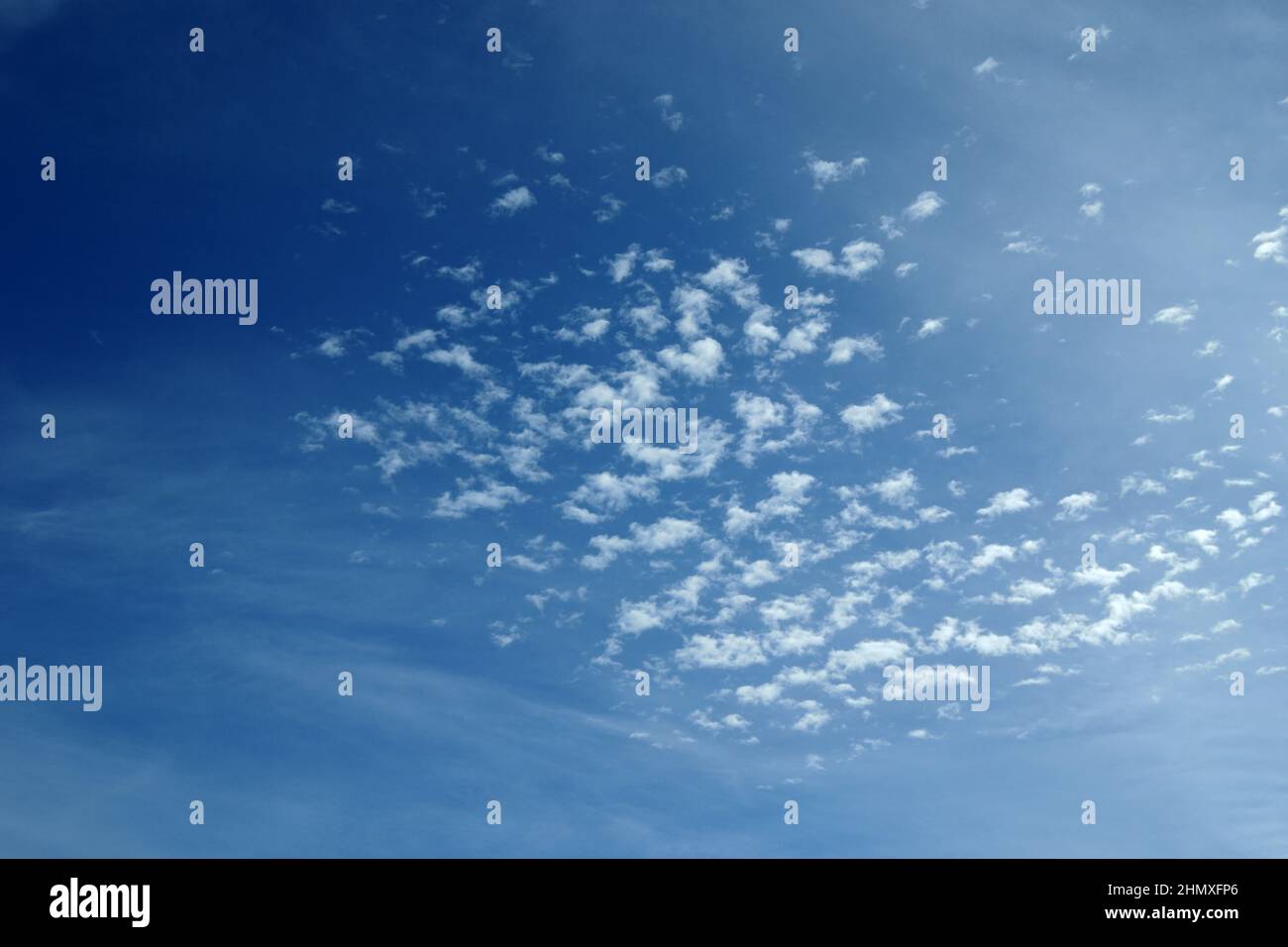 Cielo blu con nuvole. Sfondo naturale. Foto Stock