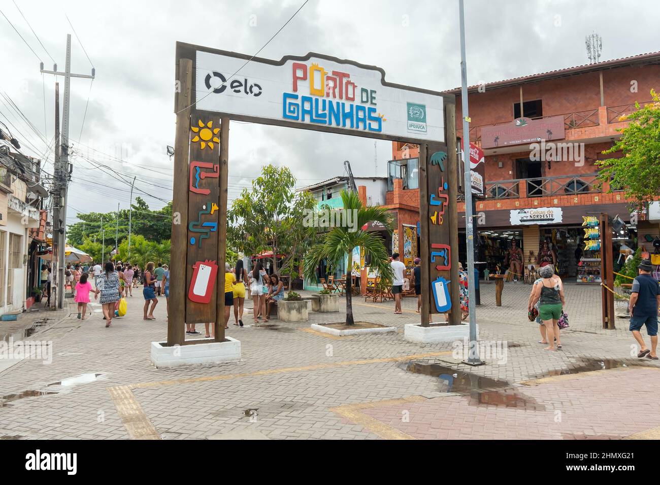 Ipojuca, PE, Brasile - 14 ottobre 2021: Portale turistico all'ingresso del centro di Porto de Galinhas. Area di commercio locale, negozi e ristoranti Foto Stock