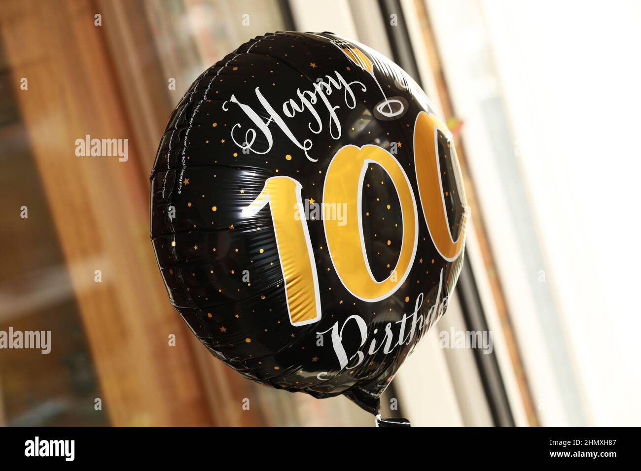 100th Birthday Balloons in occasione di una festa di compleanno a Chichester, West Sussex, Regno Unito. Foto Stock