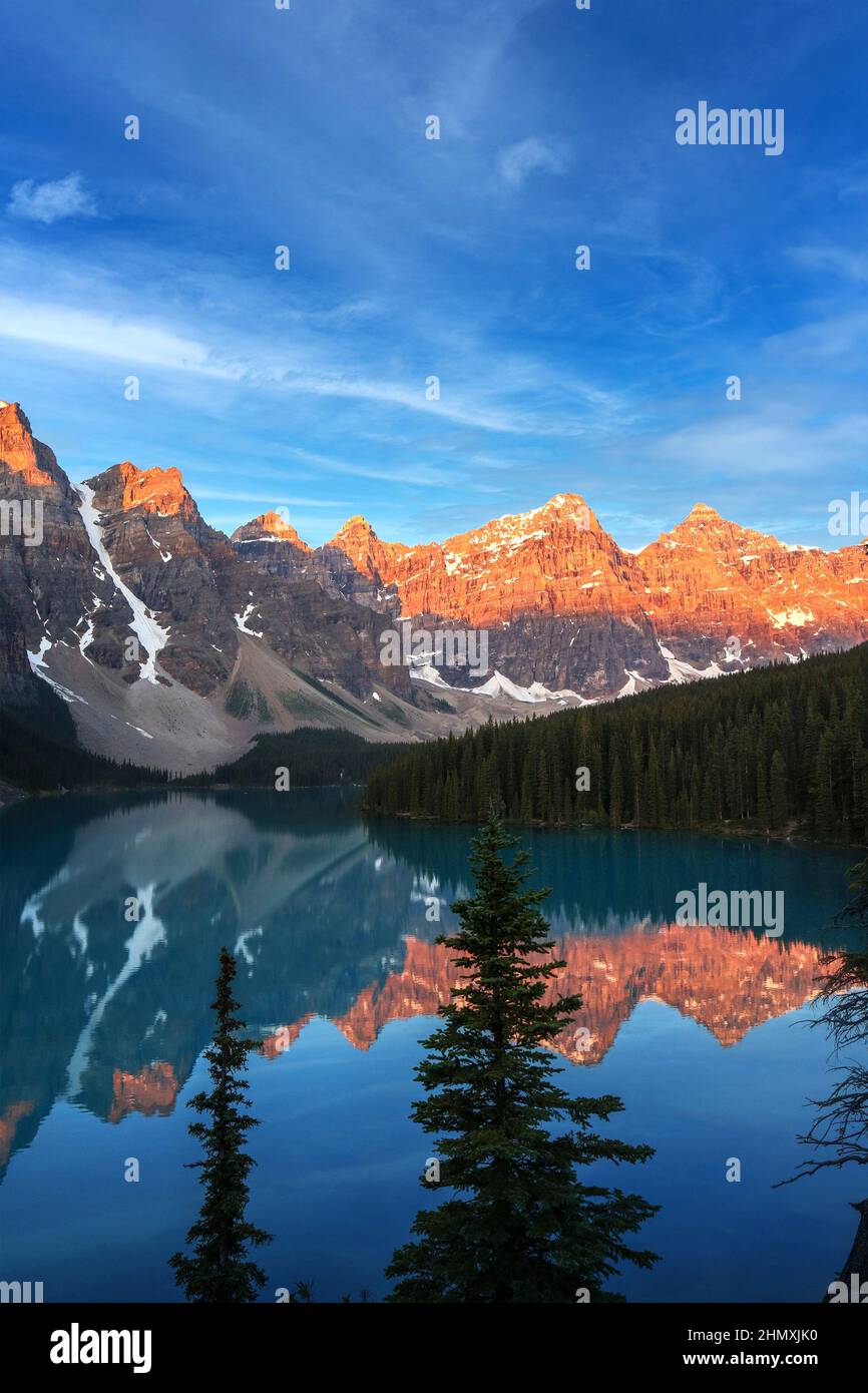 L'alba dorata sulla Valle delle dieci vette con il lago Moraine color turchese alimentato da ghiacciaio in primo piano vicino al lago Louise nella Roc canadese Foto Stock