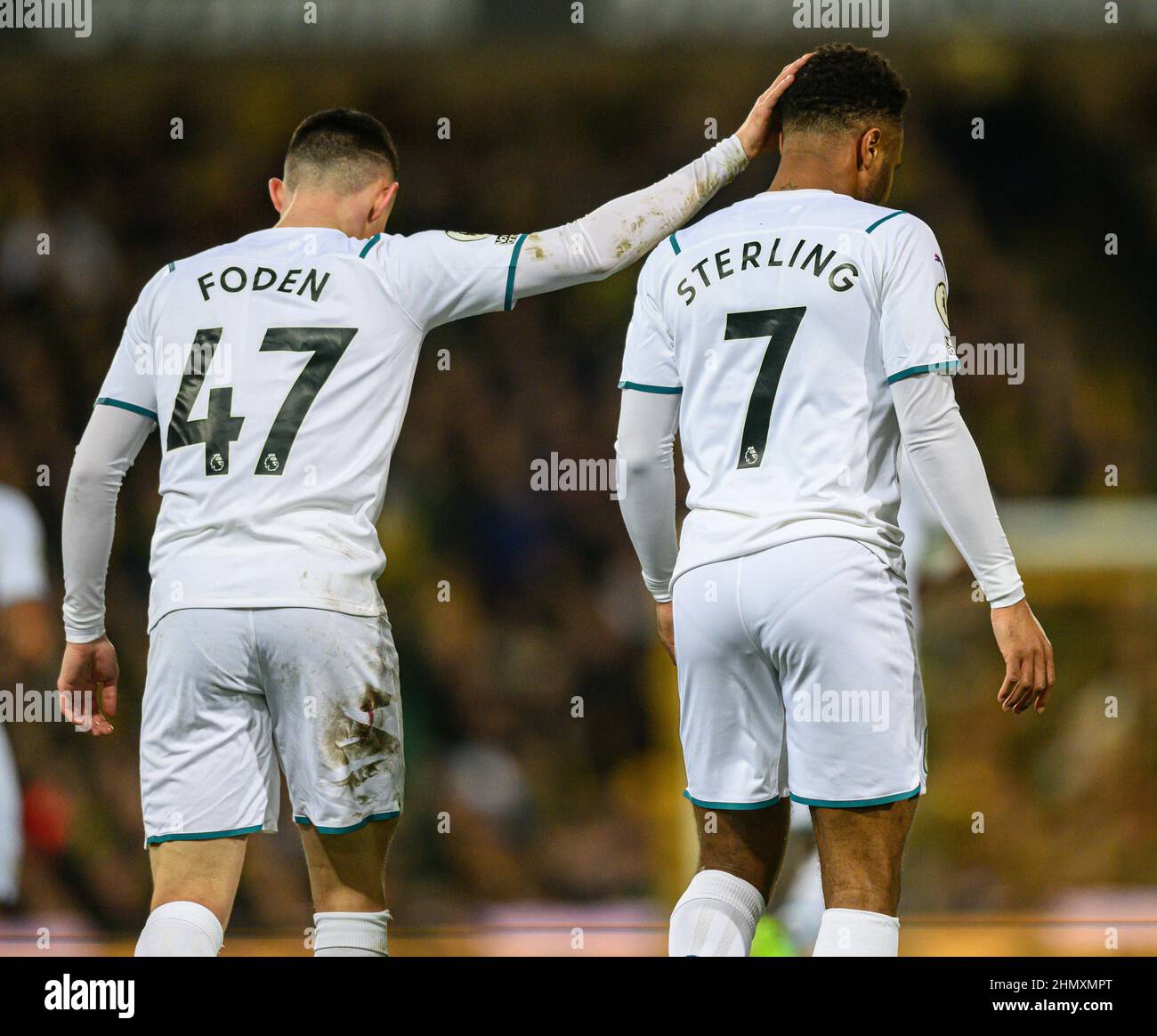 Norwich, Regno Unito. 12th Feb 2022. 12 Febbraio 2022 - Norwich City / Manchester City - Premier League - Carrow Road il Raheem Sterling di Manchester City celebra il suo primo mezzo gol con Phil Foden durante la partita contro Norwich City a Carrow Road. Norwich City / Manchester City - Premier League - Carrow Road. Picture Credit : Credit: Mark Pain/Alamy Live News Foto Stock