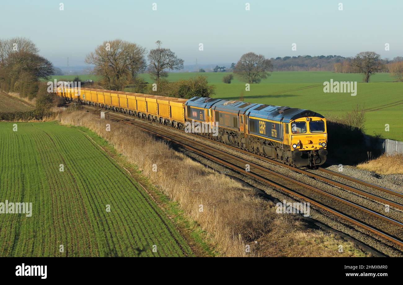 GB Railnight locomotive diesel che trasportano un treno merci a Staffordshire, Regno Unito. Foto Stock