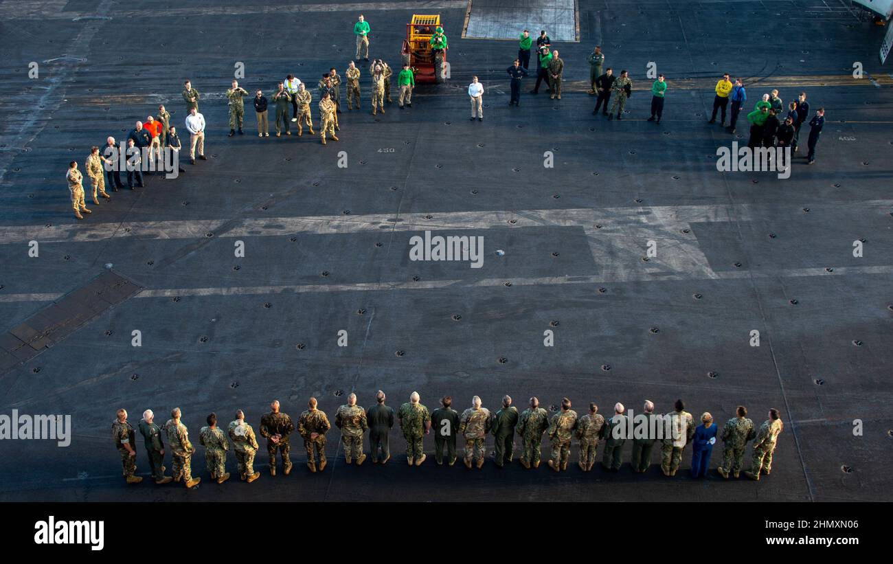 220209-N-PQ495-1331 OCEANO PACIFICO (DAL 9, 2022) la dirigenza militare senior pone per una foto di gruppo sul ponte di volo della portaerei di classe Nimitz USS Carl Vinson (CVN 70), 9 febbraio 2022. Vinson sta attualmente conducendo operazioni marittime di routine nella flotta USA 3rd. (STATI UNITI Foto della Marina di Seaman Larissa T. Dougherty) Foto Stock