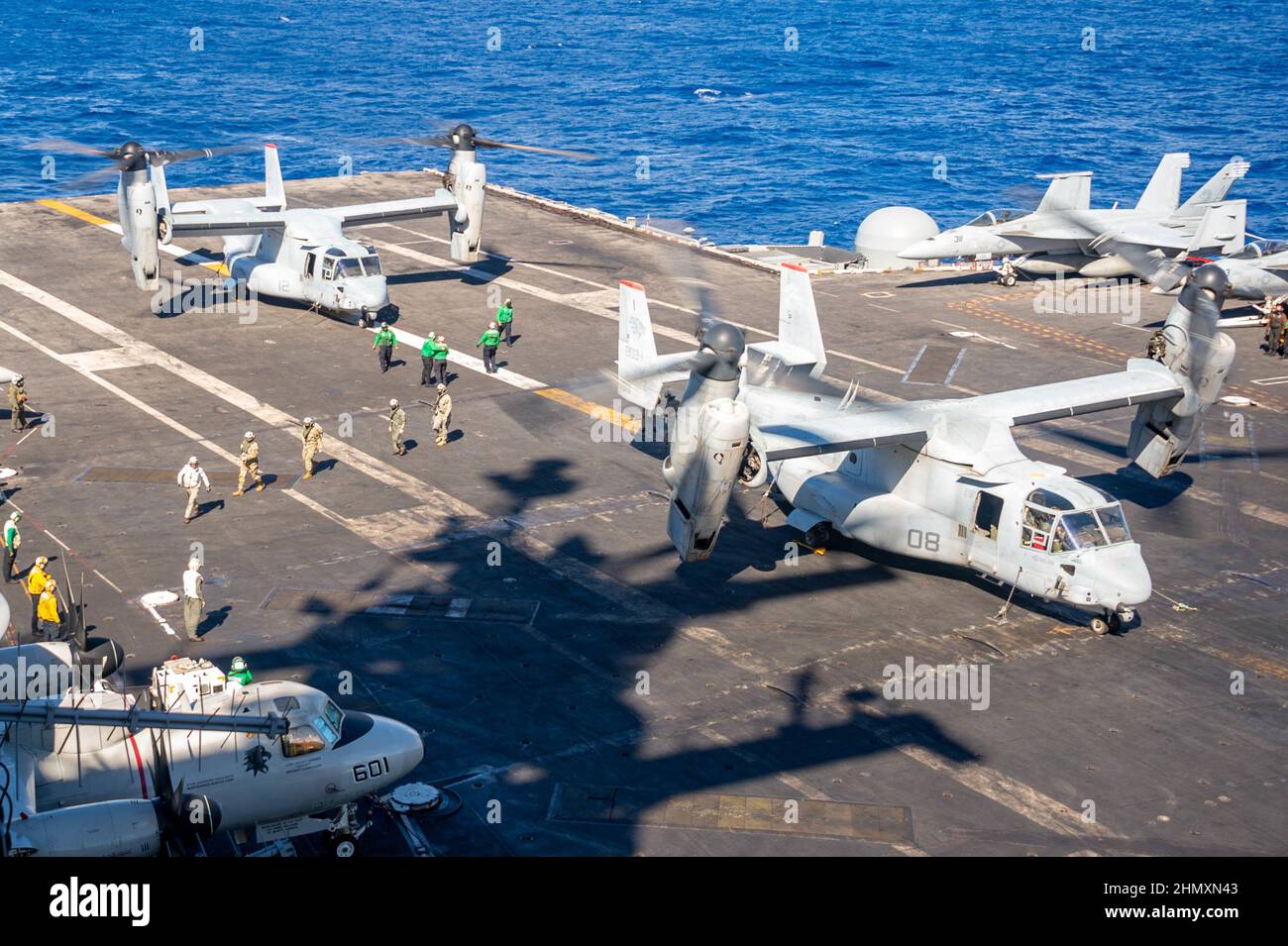 220208-N-EE352-1182 OCEANO PACIFICO (DAL 8, 2022) la dirigenza militare senior attraversa il ponte di volo della portaerei di classe Nimitz USS Carl Vinson (CVN 70), 8 febbraio 2022. Vinson sta attualmente conducendo operazioni marittime di routine nella flotta USA 3rd. (STATI UNITI Foto Navy di SMass Communication Specialist Seaman Leon Vonguyen) Foto Stock