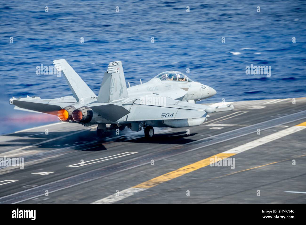 220208-N-EE352-1716 OCEANO PACIFICO (DAL 8, 2022) un EA-18G Growler, assegnato ai "Gauntlets" di Electronic Attack Squadron (VAQ) 136, lancia dal ponte di volo del vettore aereo di classe Nimitz USS Carl Vinson (CVN 70), 8 febbraio 2022. Vinson sta attualmente conducendo operazioni marittime di routine nella flotta USA 3rd. (STATI UNITI Foto Navy di SMass Communication Specialist Seaman Leon Vonguyen) Foto Stock