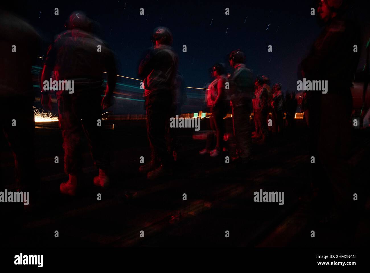 220208-N-OL611-4005 OCEANO PACIFICO (DAL 8, 2022) i dirigenti militari di alto livello osservano le operazioni di volo notturno sul ponte di volo a bordo del vettore aereo di classe Nimitz USS Carl Vinson (CVN 70), 8 febbraio 2022. Vinson sta attualmente conducendo operazioni marittime di routine nella flotta USA 3rd. (STATI UNITI Foto Navy di Mass Communication Specialist 2nd Class Tyler Wheaton) Foto Stock