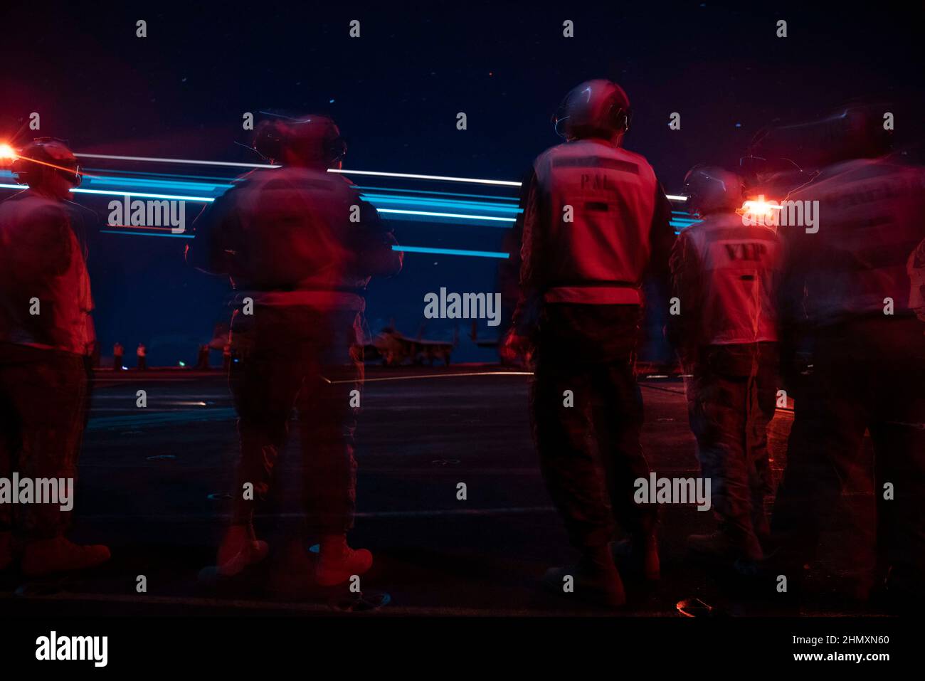 220208-N-OL611-4008 OCEANO PACIFICO (DAL 8, 2022) i dirigenti militari di alto livello osservano le operazioni di volo notturno sul ponte di volo del vettore aereo di classe Nimitz USS Carl Vinson (CVN 70), 8 febbraio 2022. Vinson sta attualmente conducendo operazioni marittime di routine nella flotta USA 3rd. (STATI UNITI Foto Navy di Mass Communication Specialist 2nd Class Tyler Wheaton) Foto Stock