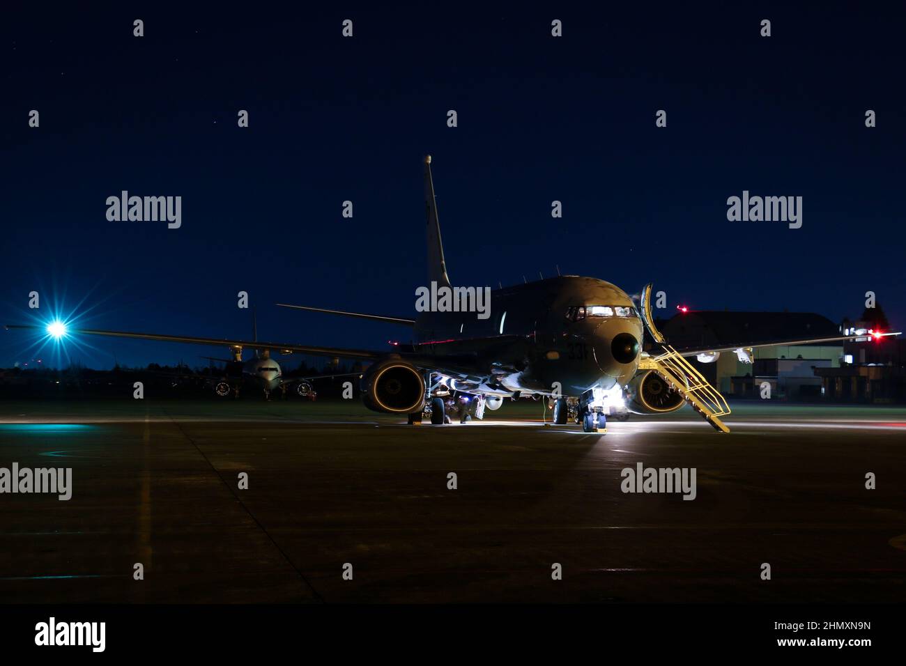 IMPIANTO AERONAVALE ATSUGI, Giappone (dal 12, 2022) – Un P-8A Poseidon, assegnato ai “Golden Swordsmen” di Patrol Squadron (VP) 47, è preparato per una missione iniziale sulla linea di volo presso Naval Air Facility (NAF) Atsugi, Giappone. VP-47 è attualmente distribuito a NAF Misawa, Giappone che conduce le operazioni di pattuglia marittima e ricognizione e di copertura teatrale all'interno dell'area di attività della flotta USA 7th (C7F) a sostegno degli obiettivi di comando del comandante, della task force 72, C7F e degli Stati Uniti Indo-Pacific in tutta la regione. (STATI UNITI Foto Navy di Mass Communication Specialist 1st Classe Brandon J. Vinson) Foto Stock