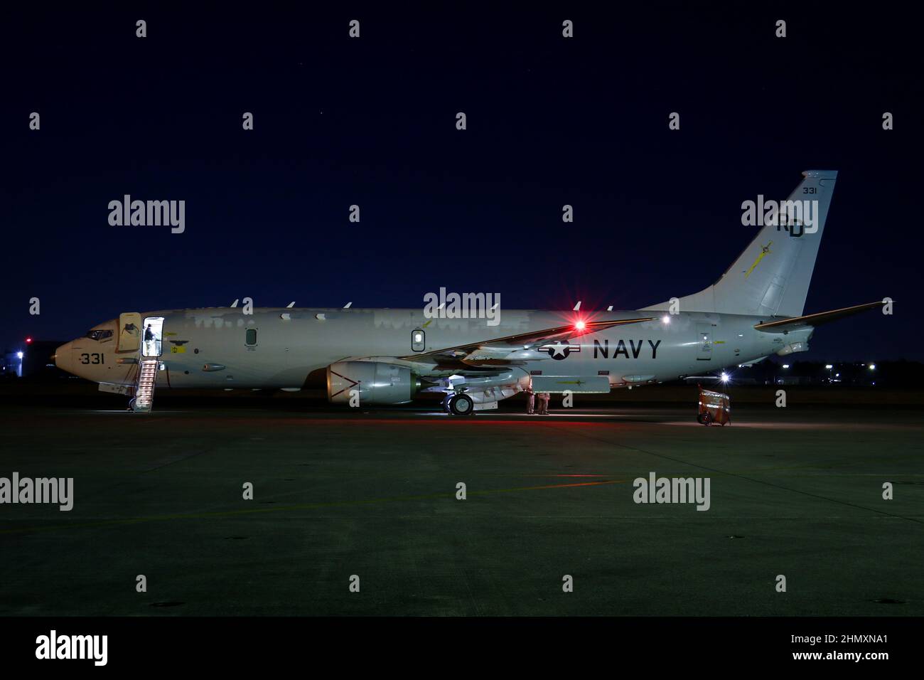 IMPIANTO AERONAVALE ATSUGI, Giappone (dal 12, 2022) – Un P-8A Poseidon, assegnato ai “Golden Swordsmen” di Patrol Squadron (VP) 47, è preparato per una missione iniziale sulla linea di volo presso Naval Air Facility (NAF) Atsugi, Giappone. VP-47 è attualmente distribuito a NAF Misawa, Giappone che conduce le operazioni di pattuglia marittima e ricognizione e di copertura teatrale all'interno dell'area di attività della flotta USA 7th (C7F) a sostegno degli obiettivi di comando del comandante, della task force 72, C7F e degli Stati Uniti Indo-Pacific in tutta la regione. (STATI UNITI Foto Navy di Mass Communication Specialist 1st Classe Brandon J. Vinson) Foto Stock