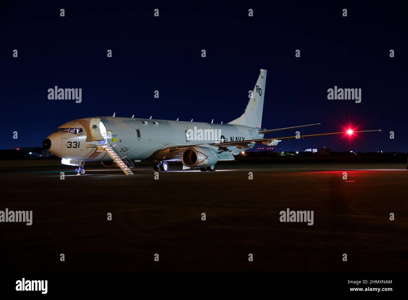 IMPIANTO AERONAVALE ATSUGI, Giappone (dal 12, 2022) – Un P-8A Poseidon, assegnato ai “Golden Swordsmen” di Patrol Squadron (VP) 47, è preparato per una missione iniziale sulla linea di volo presso Naval Air Facility (NAF) Atsugi, Giappone. VP-47 è attualmente distribuito a NAF Misawa, Giappone che conduce le operazioni di pattuglia marittima e ricognizione e di copertura teatrale all'interno dell'area di attività della flotta USA 7th (C7F) a sostegno degli obiettivi di comando del comandante, della task force 72, C7F e degli Stati Uniti Indo-Pacific in tutta la regione. (STATI UNITI Foto Navy di Mass Communication Specialist 1st Classe Brandon J. Vinson) Foto Stock