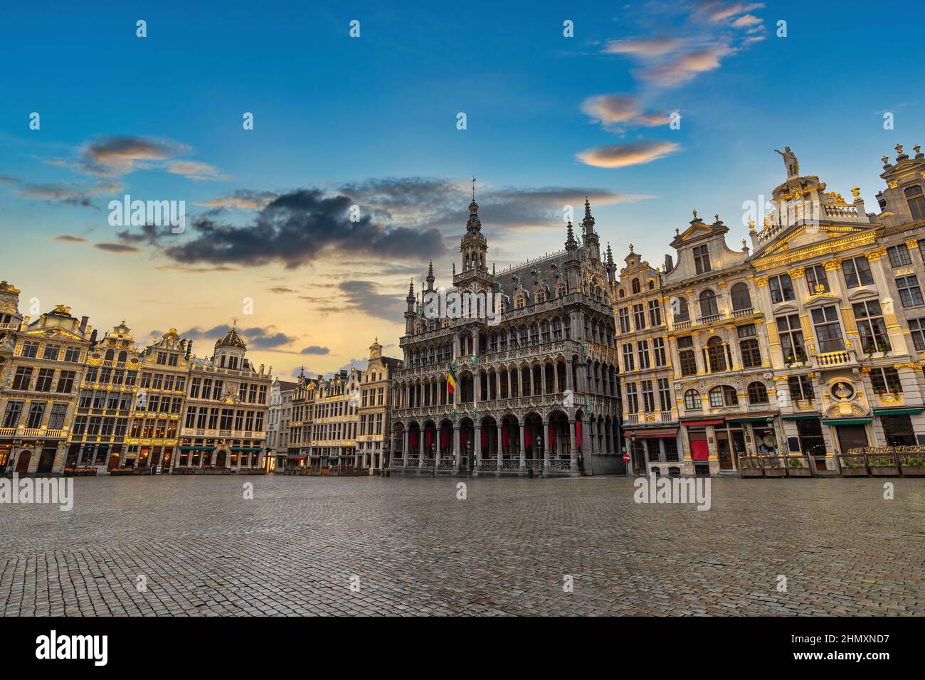 Bruxelles Belgio, tramonto sulla città della famosa piazza Grand Place Foto Stock