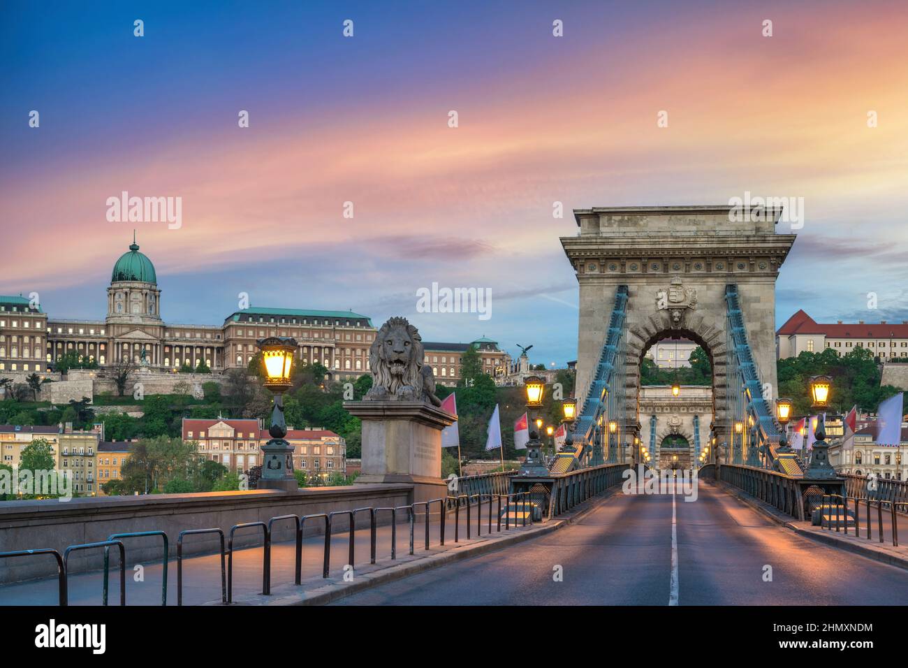 Budapest Ungheria, tramonto skyline della città al Ponte delle catene e il Castello di Buda Foto Stock