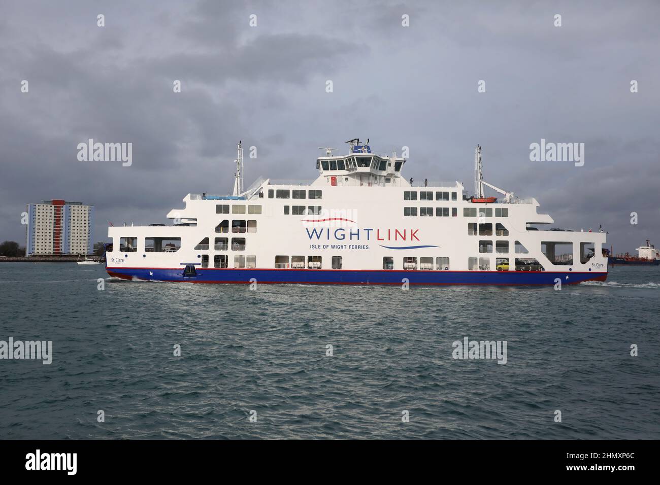 Un traghetto Wight link raffigurato lasciando Portsmouth, Hampshire, Regno Unito. Foto Stock