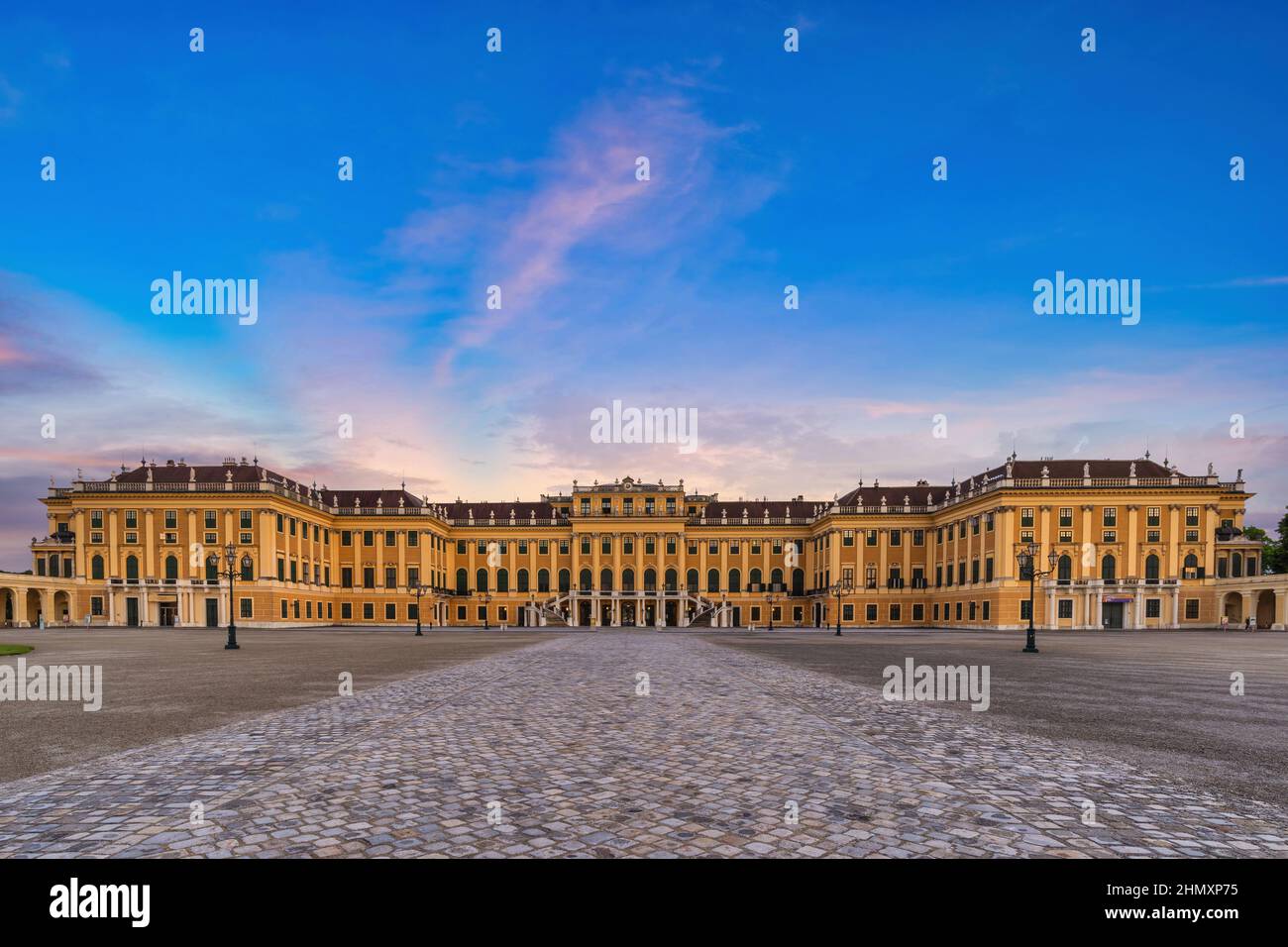 Vienna, Austria - 24 giugno 2015: Tramonto skyline della città al Palazzo di Schonbrunn e giardino Foto Stock