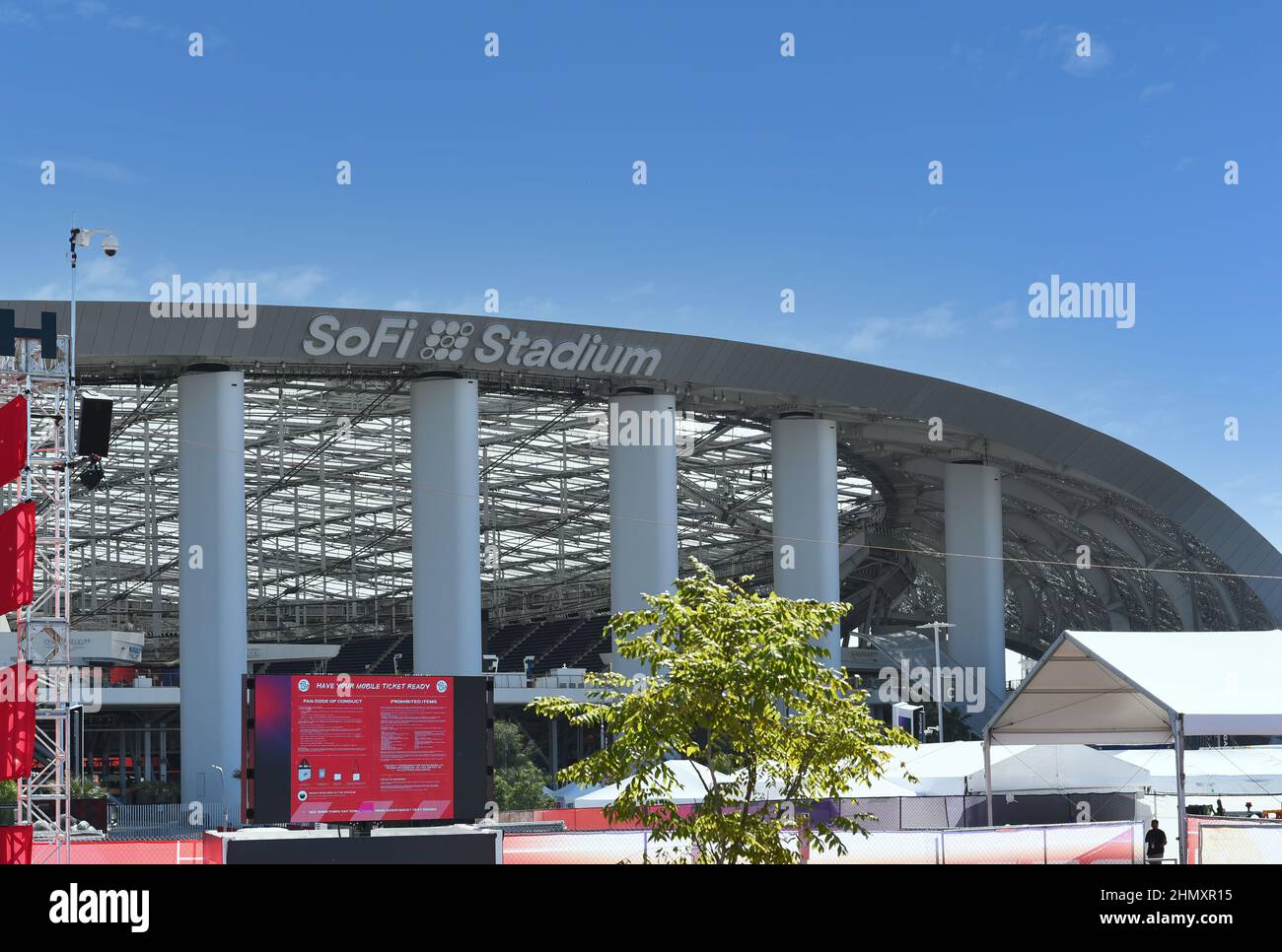 INGLEWOOD, CALIFORNIA - 12 FEB 2022: Sofi Stadium ha decked out per Super Bowl LVI gioco tra i Los Angeles Rams e Cincinnati Bengals. Foto Stock