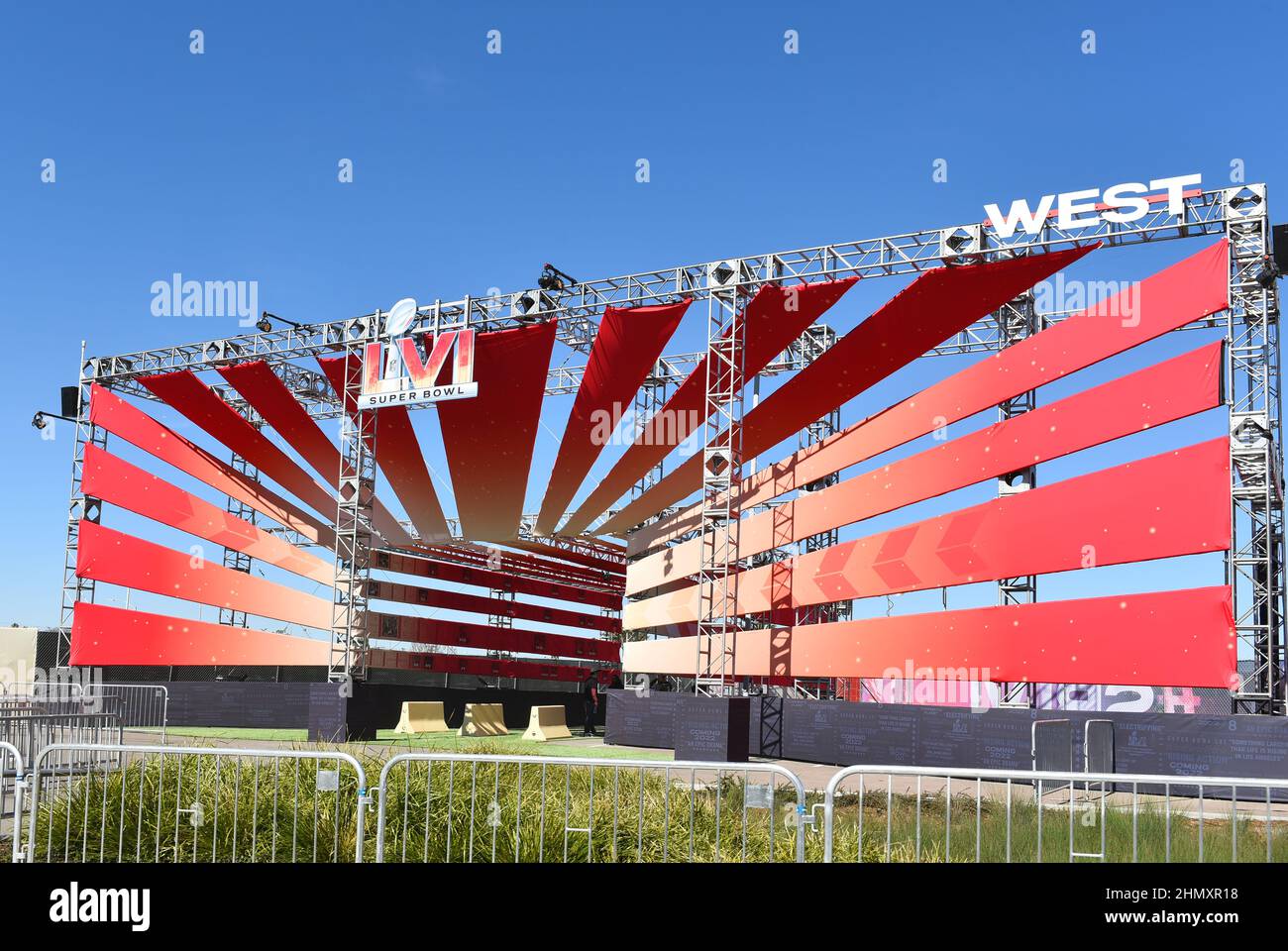 INGLEWOOD, CALIFORNIA - 12 FEB 2022: Ingresso ovest alle feste al Sofl's Stadium, sede del Super Bowl LVI. Foto Stock