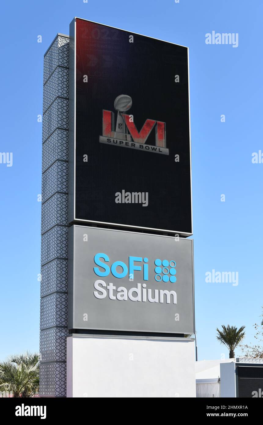 INGLEWOOD, CALIFORNIA - 12 FEB 2022: Electric Signage al di fuori del SoFi Stadium ospita il Super Bowl LVI tra i Los Angeles Rams e Cincinnati Bengals. Foto Stock